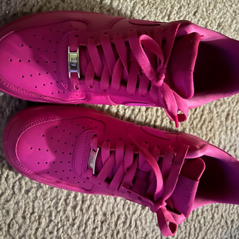 Women’s pink Nike Air 07